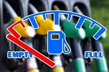 国内成品油零售价格下跌 一加油站降价促销每升油仅3.99元